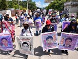 Padres y familiares de los 43 normalistas desaparecidos hace 7 años en Iguala marcharon para exigirle al gobierno federal que cumpla su promesa de dar con el paradero de los jóvenes, ya que ellos consideran que es poco lo que se a avanzado en la investigación.