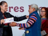 La Presidenta de la República, Claudia Sheinbaum, encabezó la distribución de tarjetas del programa social en la zona conurbada.