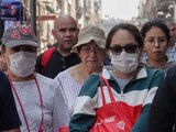 Semáforo COVID-19: Algunas personas con cubrebocas realizan sus actividades cotidianas en la CDMX