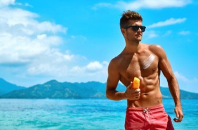 Evita exponerte al sol entre las 10:00 y las 16:00 horas, que es cuando los rayos son más intensos