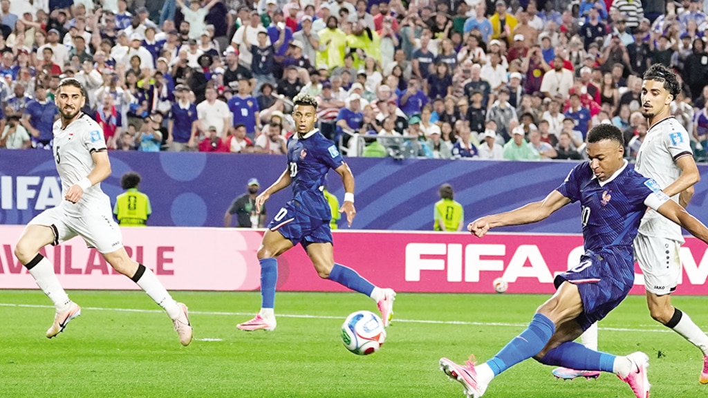 KYLIAN MBAPPÉ dispara a portería en el Francia vs. Irak, el 22 de junio
