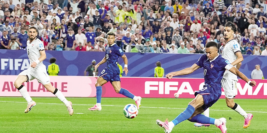 KYLIAN MBAPPÉ dispara a portería en el Francia vs. Irak, el 22 de junio