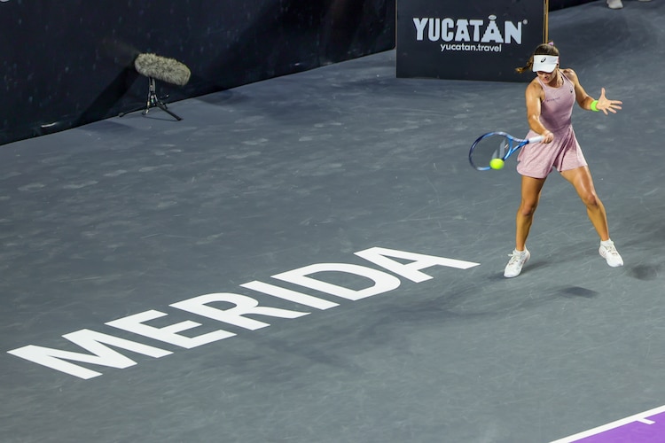 Cristina Bucsa consigue su pase a la siguiente ronda tras vencer a Zeynep Sonmez.