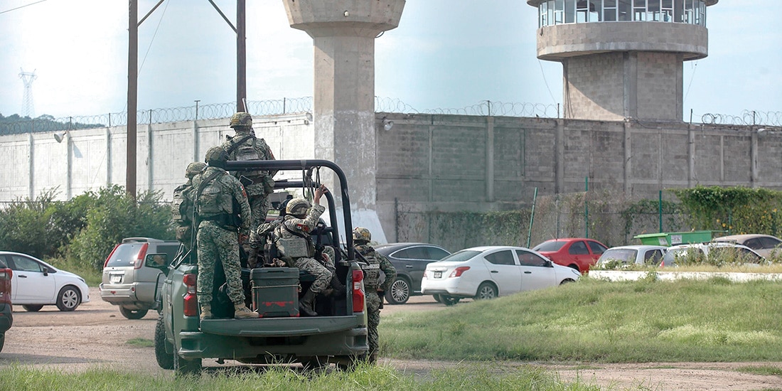 SOLDADOS vigilan el exterior del Centro Penitenciario de Mazatlán, el jueves, tras una riña en su interior.