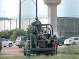 SOLDADOS vigilan el exterior del Centro Penitenciario de Mazatlán, el jueves, tras una riña en su interior.