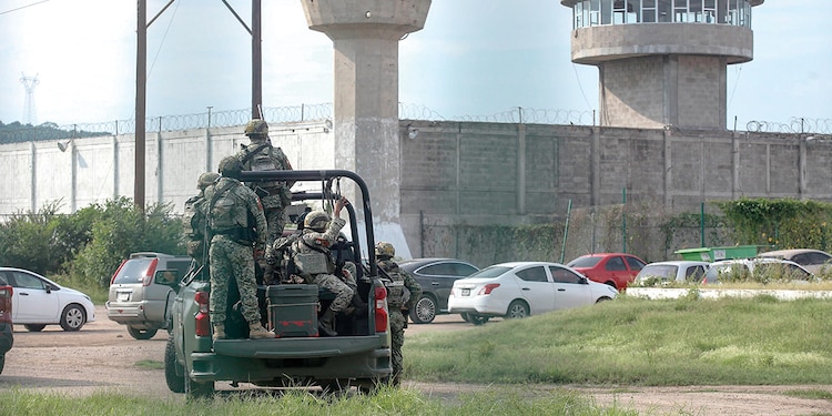 Soldados vigilan el exterior del Centro Penitenciario de Mazatlán, el jueves, tras la riña que dejó 10 personas muertas.