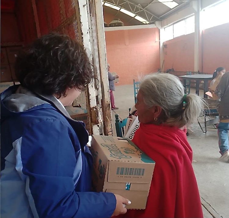 Fotografías tomadas en momentos de entrega de los apoyos sociales