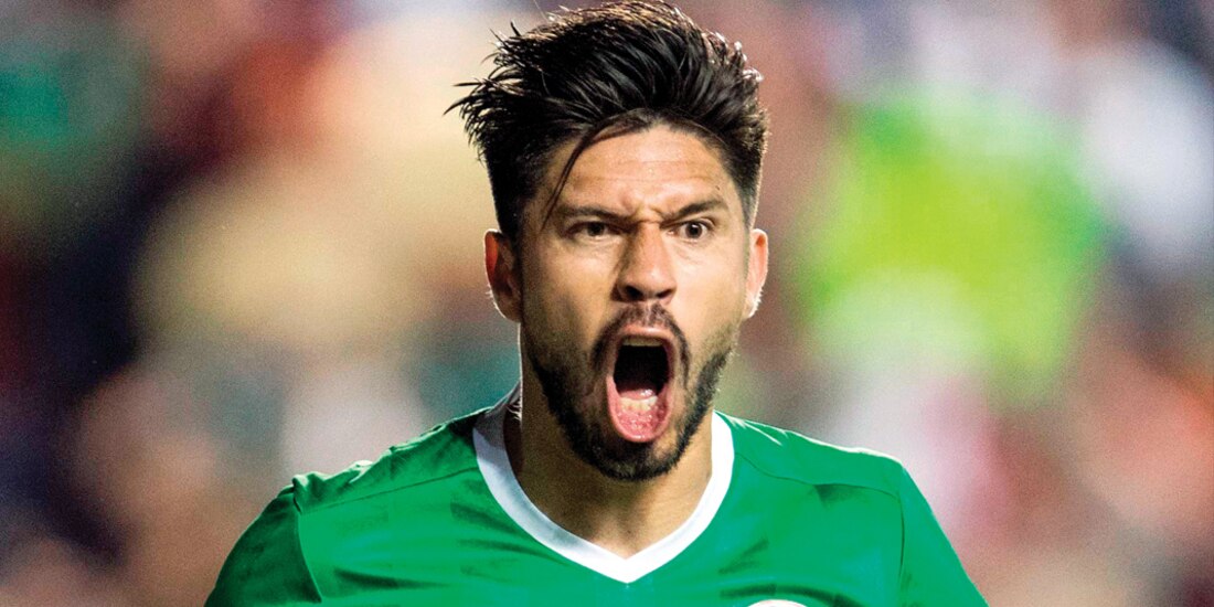 Oriebe Peralta durante un partido con la Selección Mexicana.