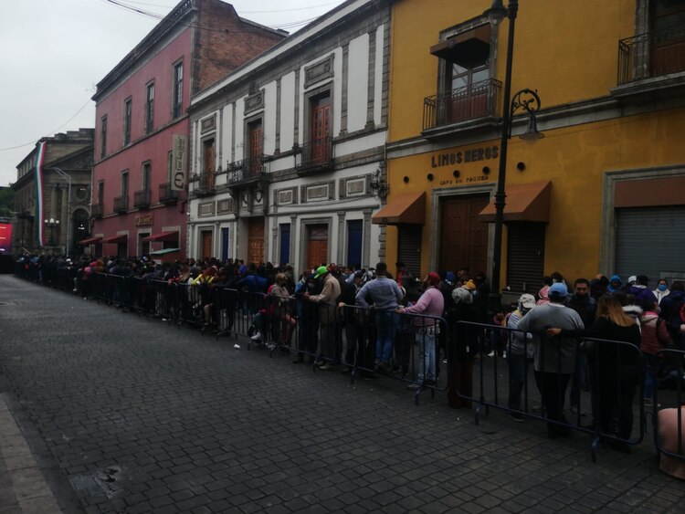 Simpatizantes acuden a las calles aledañas del Congreso de la CDMX para apoyar a la jefa de Gobierno, Claudia Sheinbaum, quien hoy rinde su Cuarto Informe.