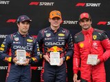 Checo Pérez con el trofeo del segundo lugar de la carrera sprint del GP de Austria