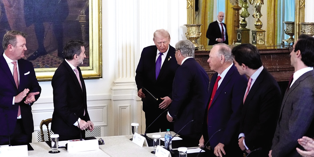 El presidente Trump saluda a ejecutivos petroleros a su llegada a la reunión, ayer.