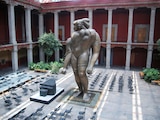Preparativos, en el patio del recinto, para conmemorar hoy sus tres décadas.