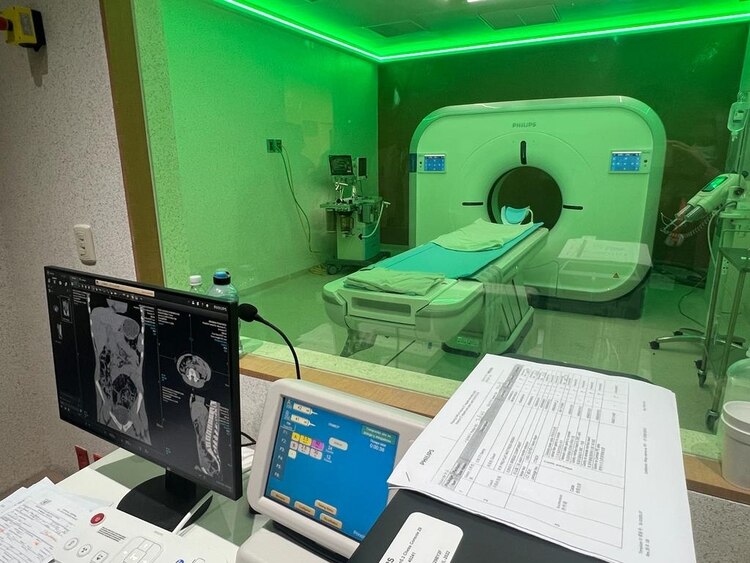 Con la llegada del equipo e inicio de instalación de la resonancia magnética, más el avance en la instalación de autoclaves y equipo de hemodinamia, se espera tener el nosocomio equipado y funcionando al cien por ciento en aproximadamente un mes en el nuevo edificio