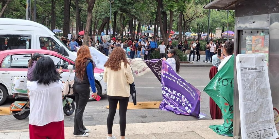 Una disputa por espacios de venta entre comerciantes feministas y ambulantes terminó en una riña en la Alameda Central.