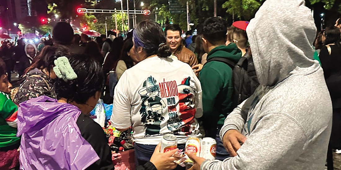 Comerciantes venden latas de cerveza en el Ángel de la Independencia.