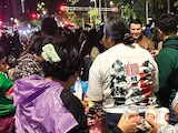 Comerciantes venden latas de cerveza en el Ángel de la Independencia.
