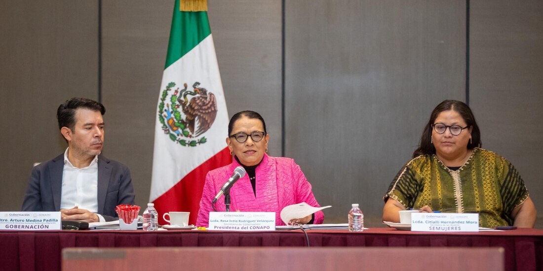 De izq. a der.: Arturo Medina, Rosa Icela Rodríguez y Citlali Hernandez, ayer en el Conapo.