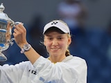 Elena Rybakina con el trofeo que la acredita como campeona del US Open 2026.