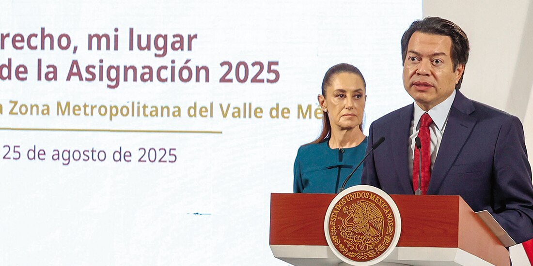 La Presidenta Claudia Sheinbaum y el titular de la SEP, Mario Delgado, ayer, en conferencia de prensa.