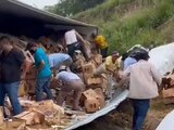 Tráiler con cervezas vuelca en Veracruz; "navidad adelantada”, gritan en rapiña