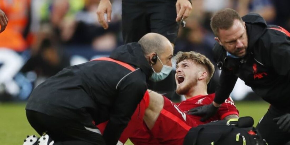 El jugador se lamentó tras la brutal lesión