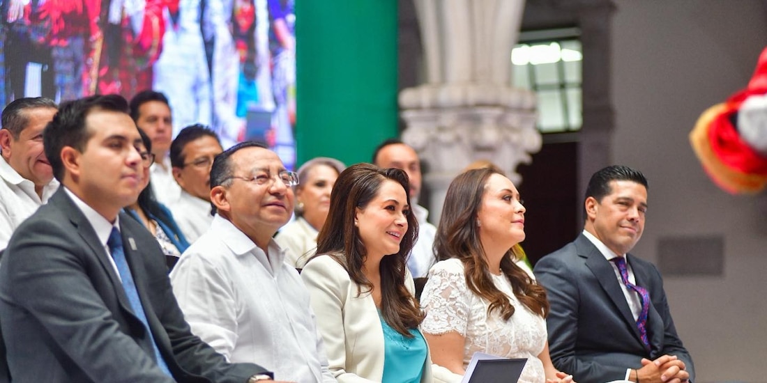 Al centro de la imagen la Gobernadora constitucional de Aguascalientes.