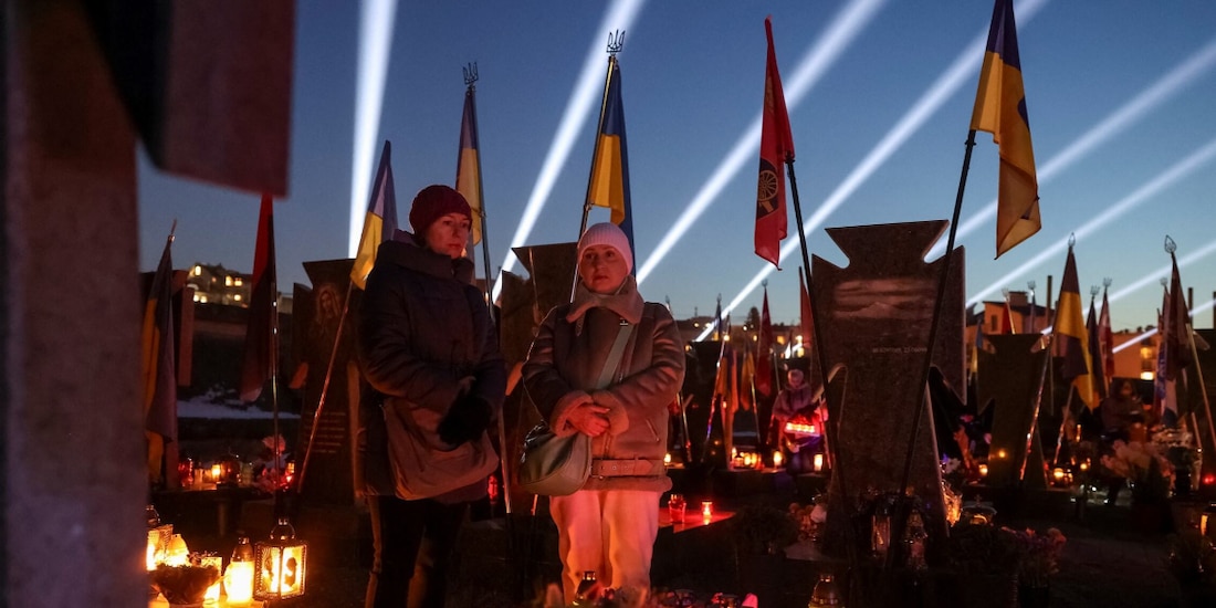 Ciudadanos exigen el fin de la guerra, ayer, en Leópolis.