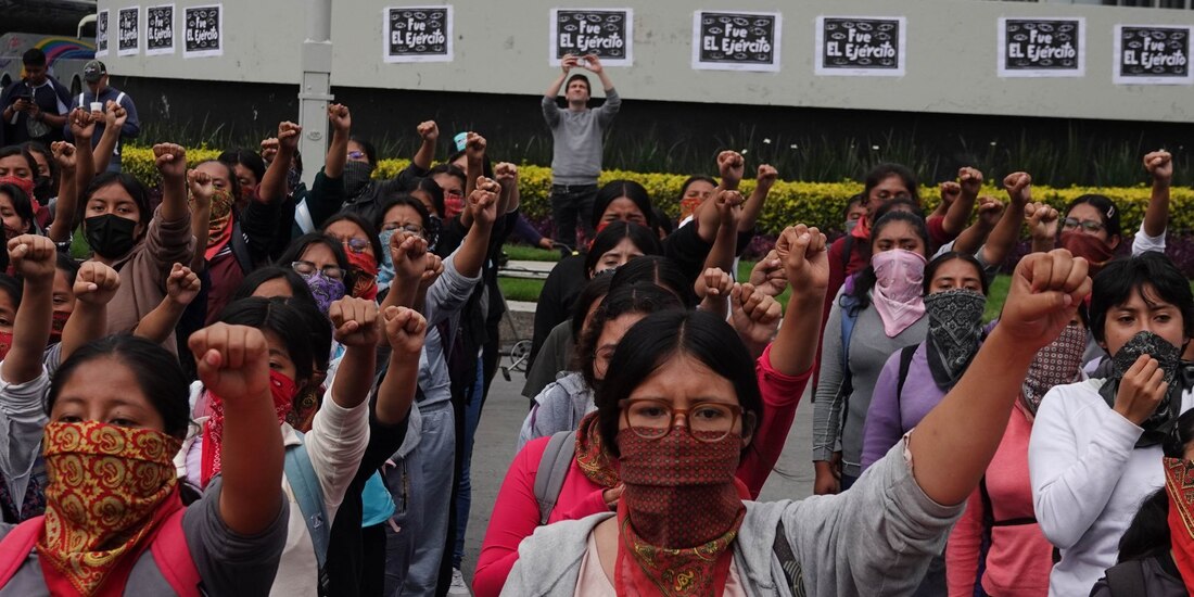 Normalistas y otros manifestantes, ayer, en el Antimonumento a los 43 en Paseo de la Reforma.