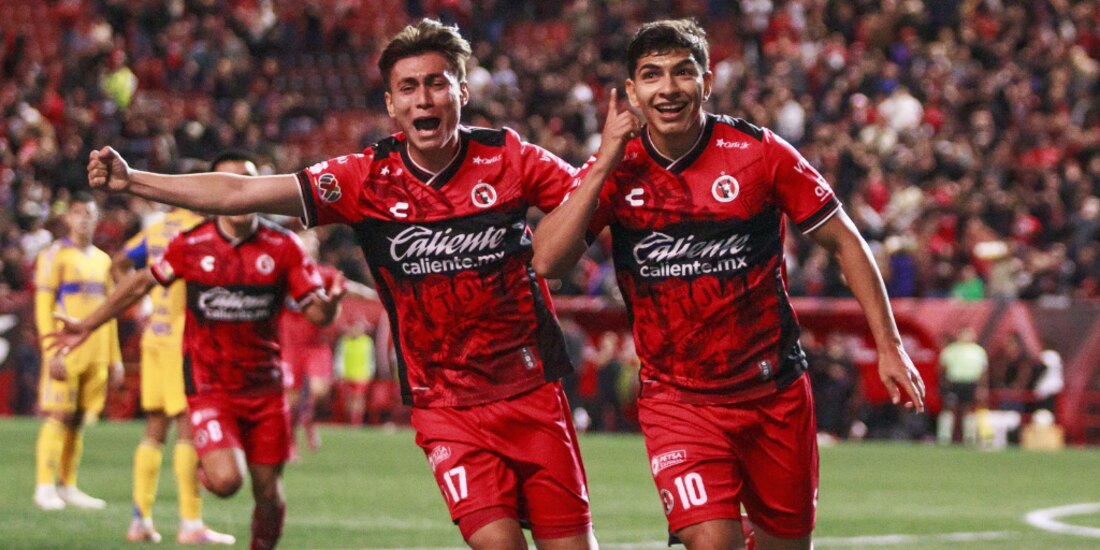 Kevin Castañeda celebra el primer gol del encuentro ante Tigres.