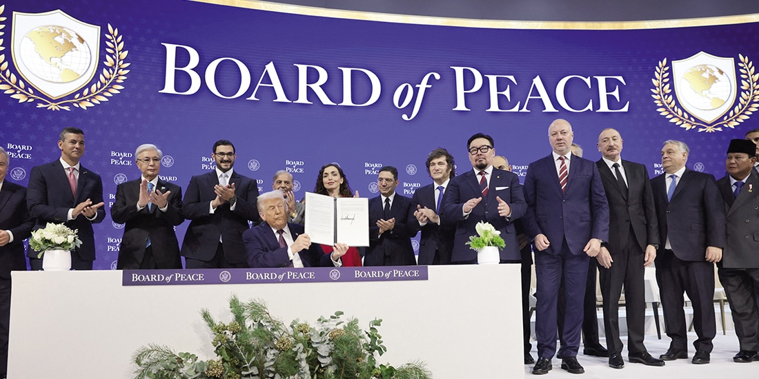 El presidente de Estados Unidos, Donald Trump, firma la constitución de la Junta de Paz destinada a resolver conflictos globales, en el Foro Económico Mundial en Davos, Suiza, ayer.
