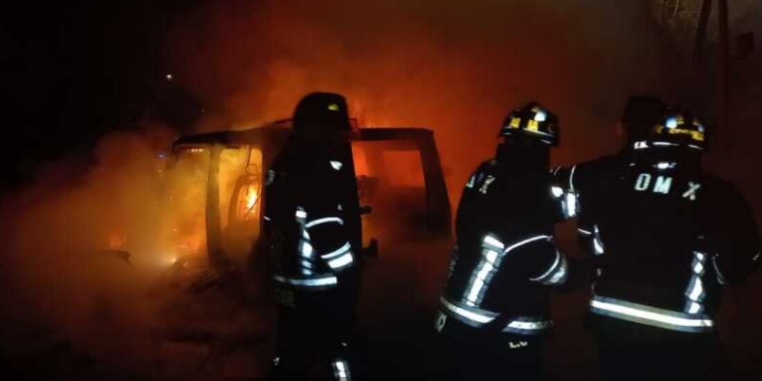 Bomberos de la CDMX atienden el incendio de la camioneta tras el choque registrado en Paseo de la Reforma.