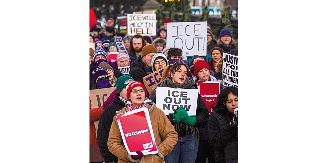 Personas participan en protesta contra el ICE en Minnesota, el 6 de febrero