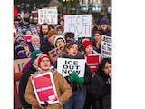 Personas participan en protesta contra el ICE en Minnesota, el 6 de febrero