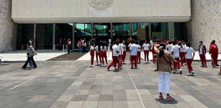 Un grupo de bachillerato no pudo ingresar al recinto.