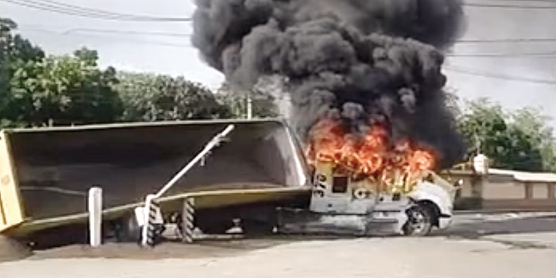 UNO de los ocho vehículos incendiados el lunes; en la imagen, un tráiler en Tecomán