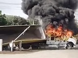 UNO de los ocho vehículos incendiados el lunes; en la imagen, un tráiler en Tecomán