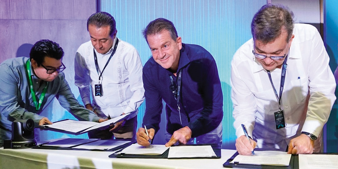 Emilio Romano (c.), en la 89 Convención Bancaria en Cancún, ayer.