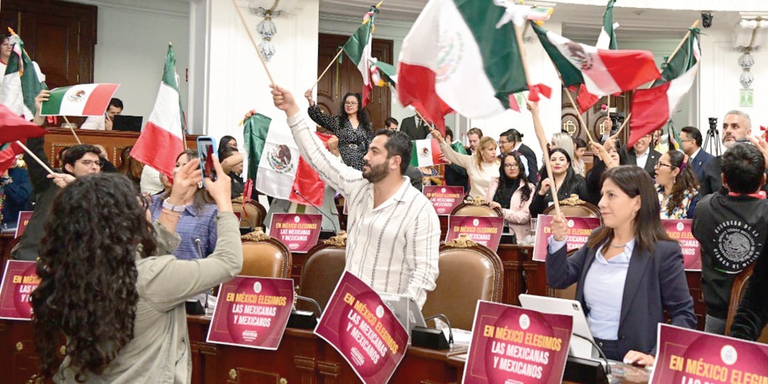 DIPUTADOS del Congreso de la CDMX celebran la aprobación de la reforma, ayer.