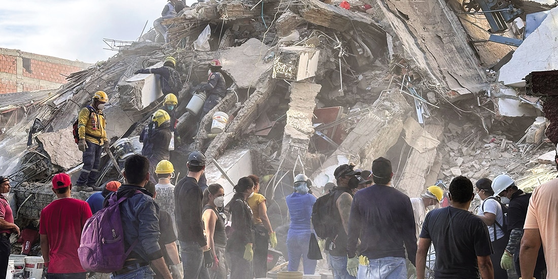 RESCATISTAS buscan víctimas atrapadas en un edificio, en Cali, ayer