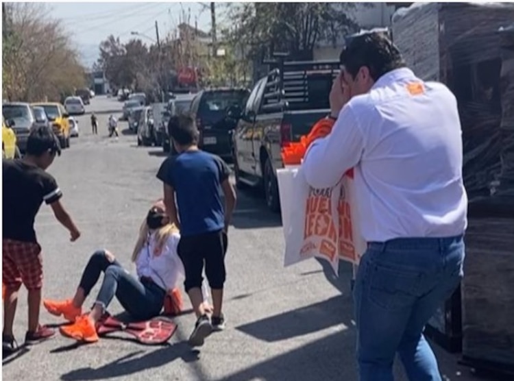 En su segundo día de campaña, Mariana Rodríguez, esposa del candidato de Movimiento Ciudadano, Samuel García, intentó andar en patineta… no lo consiguió.