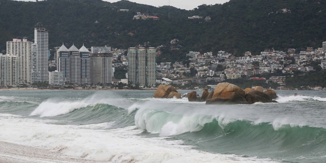 Fuertes vientos y elevado oleaje afectan hasta este momento al puerto de Acapulco
