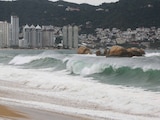 Fuertes vientos y elevado oleaje afectan hasta este momento al puerto de Acapulco