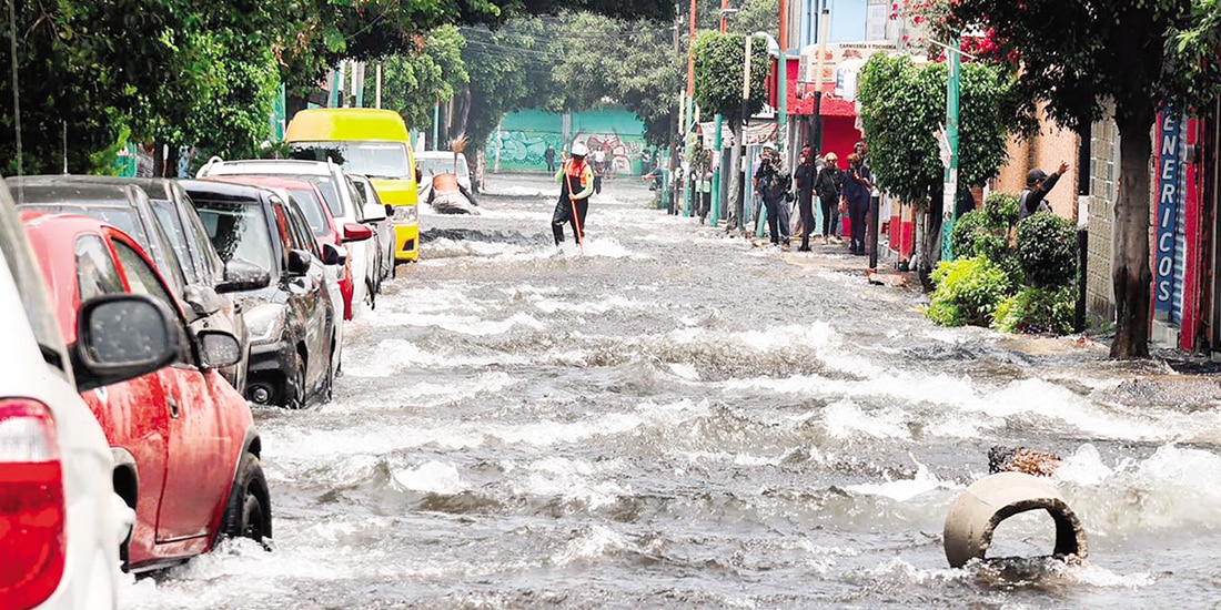 Miles de litros de agua corren por calles de Iztapalapa, ayer.