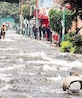 Miles de litros de agua corren por calles de Iztapalapa, ayer.