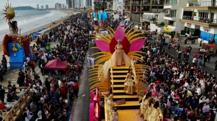 Las reinas también desfilan en los carros alegóricos durante el carnaval.