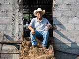 Don Max es uno de los maestros mezcaleros de Etúcuaro, la cuna del mezcal michoacano