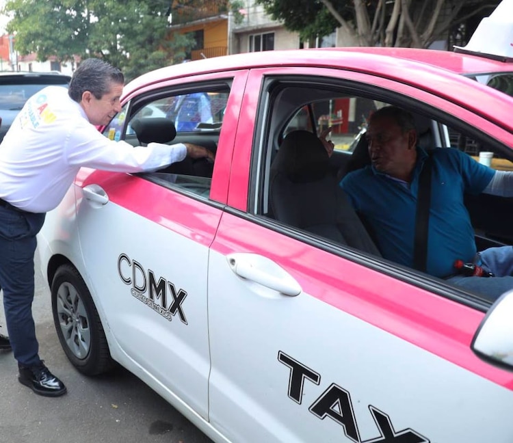 El candidato dialogó con vecinos de la alcaldía Coyoacán.