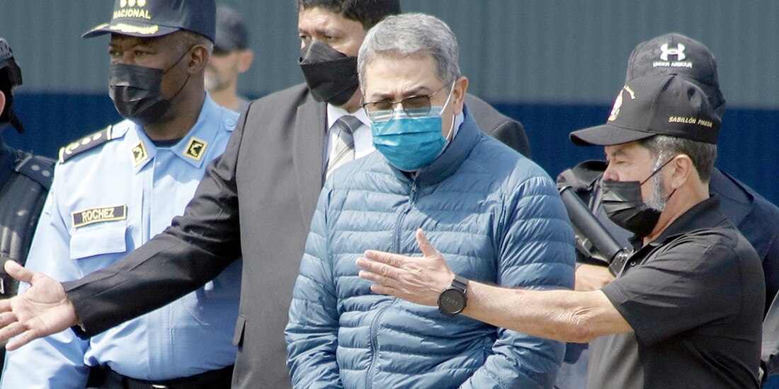 El expresidente de Honduras, Juan Orlando Hernández, en su extradición a EU en 2022.