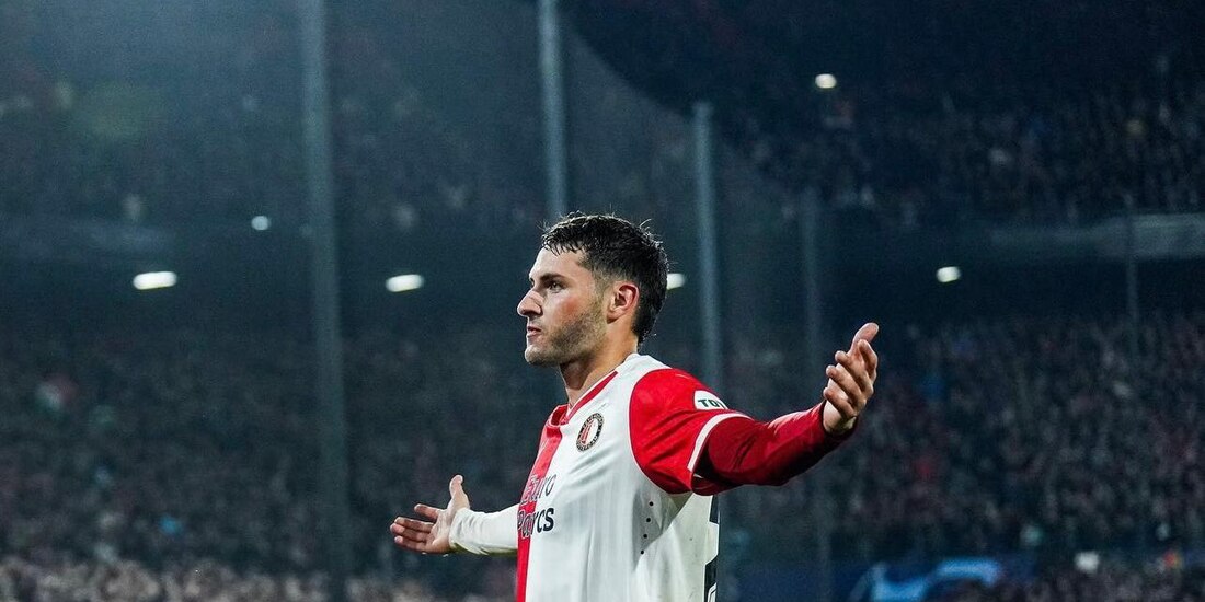 Santiago Giménez festeja un gol con el Feyenoord en la Champions League.
