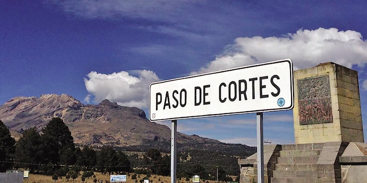 EL CAMINO entre los volcanes Popocatépetl e Iztaccíhuatl, en imagen de archivo